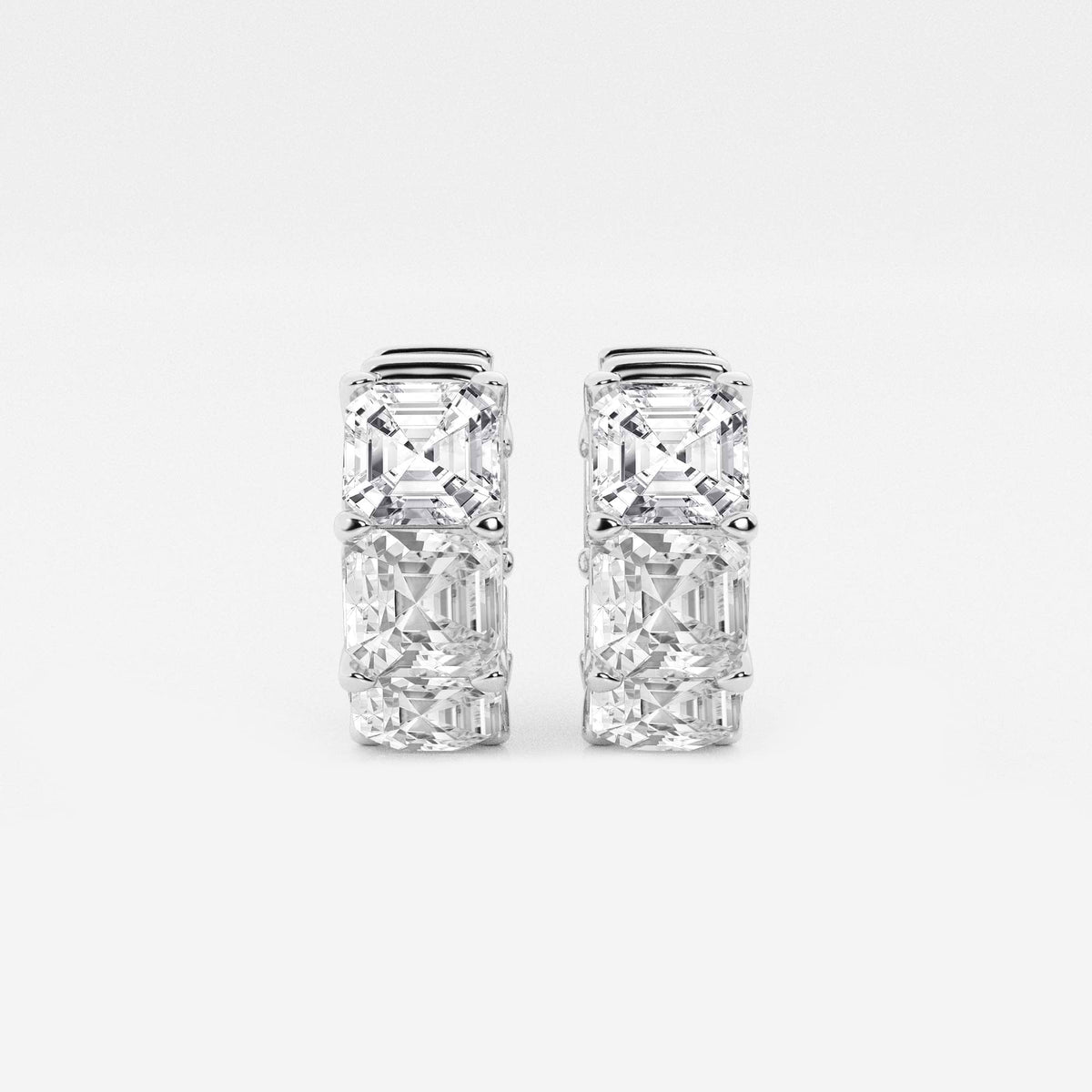 MET Asscher Huggie Pırlanta Halka Küpe - image 3