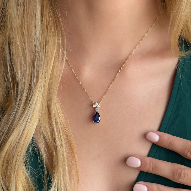 MET-WN-0063 | LGYFN0071 | Yellow gold | Lab Created Sapphire | source lifestyle photo