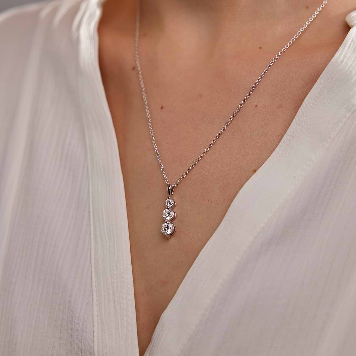 Rund labbodlad diamant tre-stens dropphänge | GBP003 | b76d176f5405