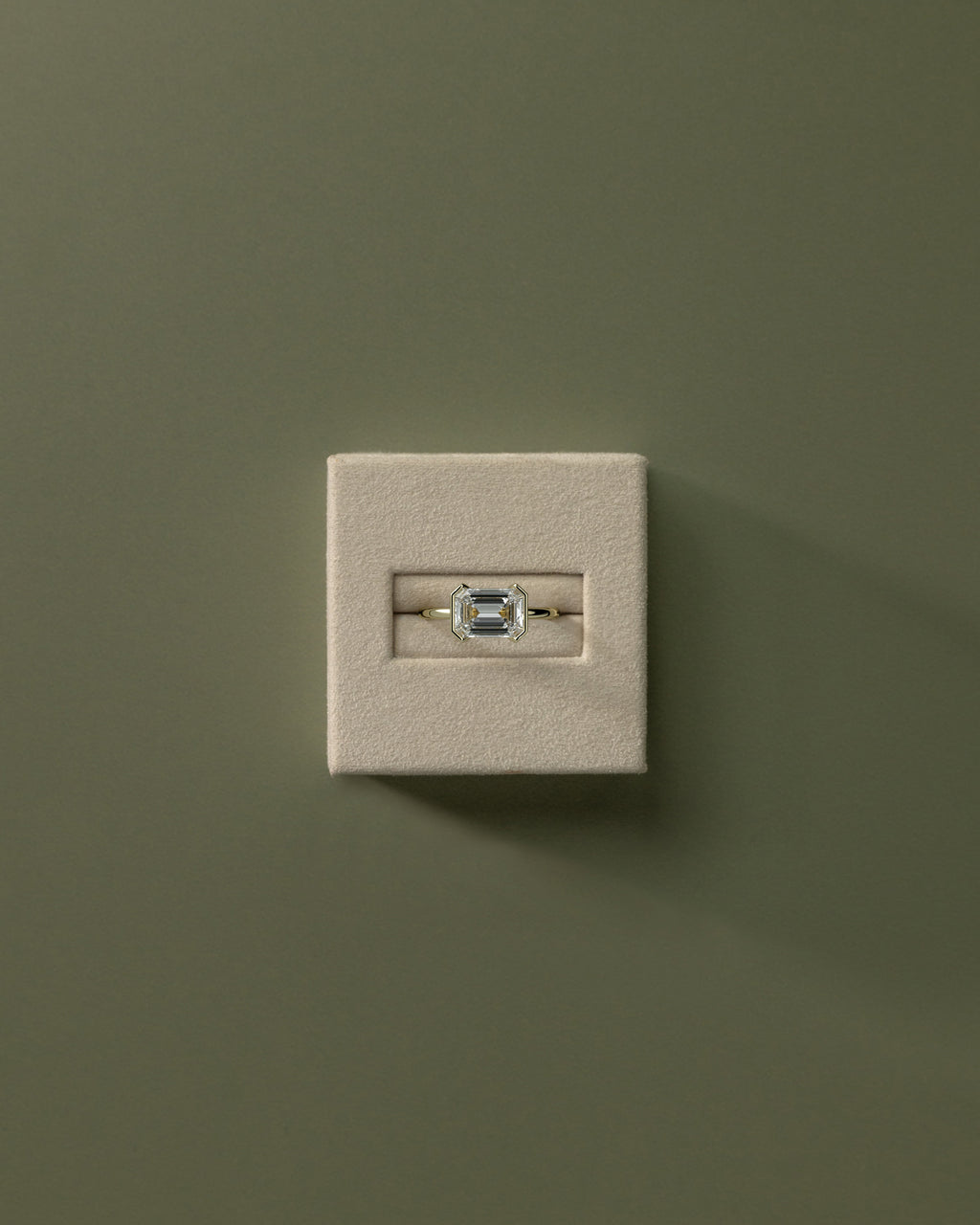 MET 0092 - 3 ct source configuration - 18k Yellow Gold source reference - lifestyle view