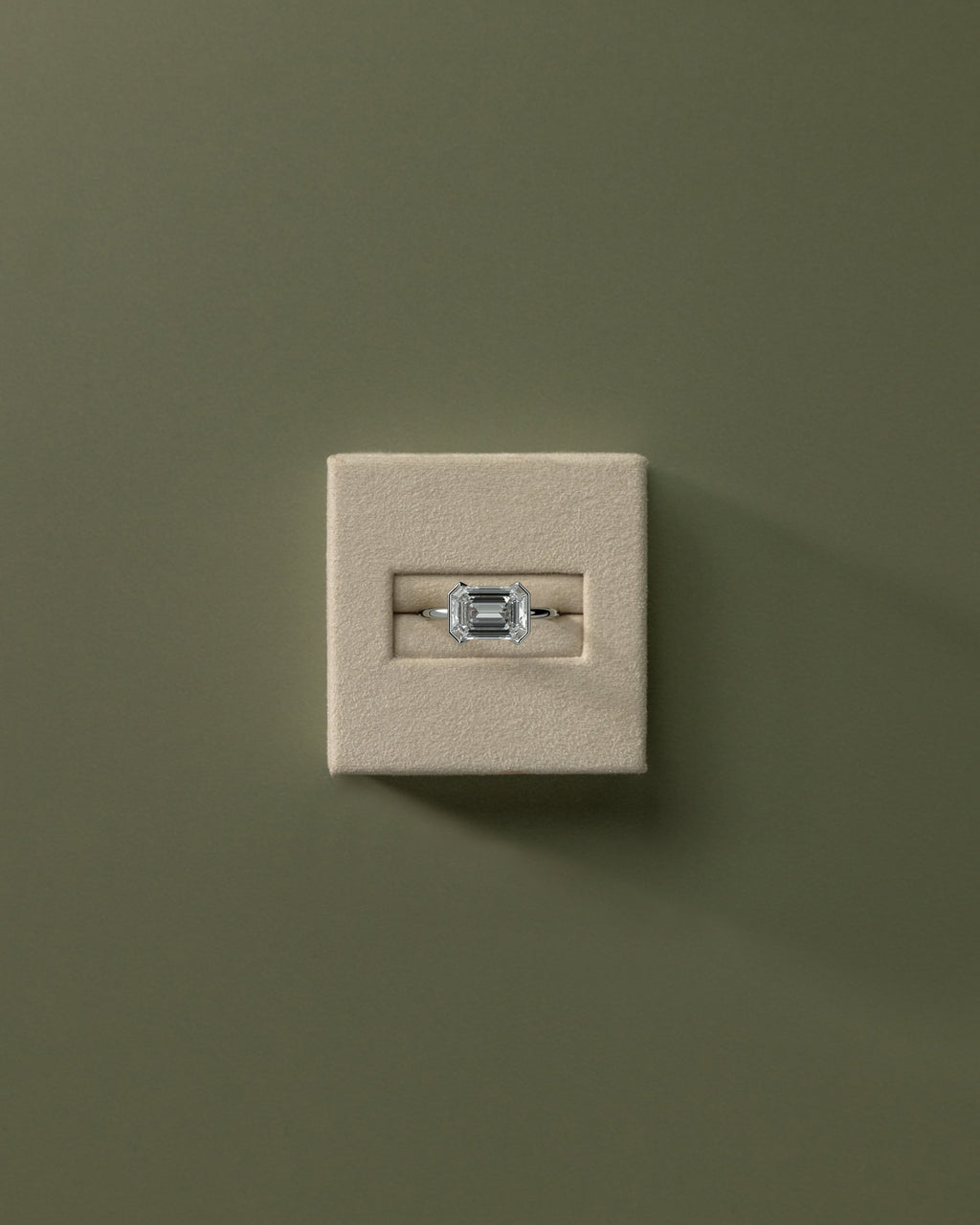 MET 0092 - 4 ct source configuration - 18k White Gold source reference - lifestyle view