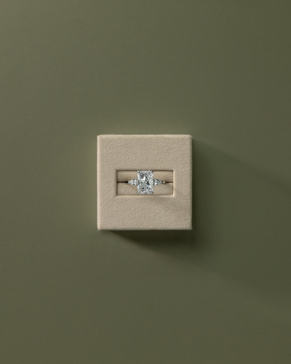 MET 0102 - 4 ct source configuration - 18k White Gold source reference - lifestyle view