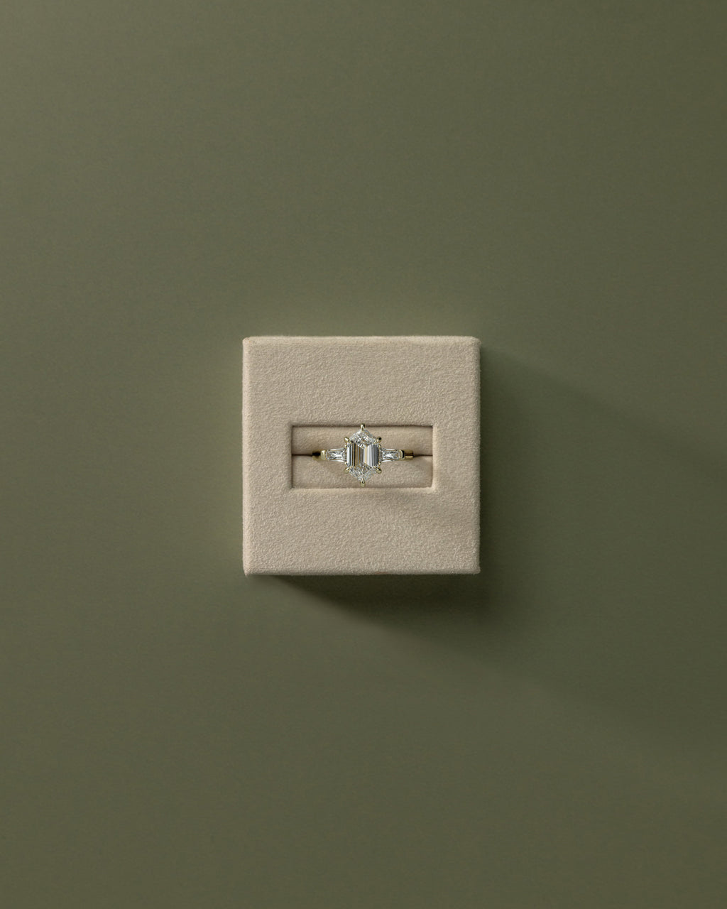 MET 0125 - 2 ct center stone - 18k Yellow Gold source reference - lifestyle view