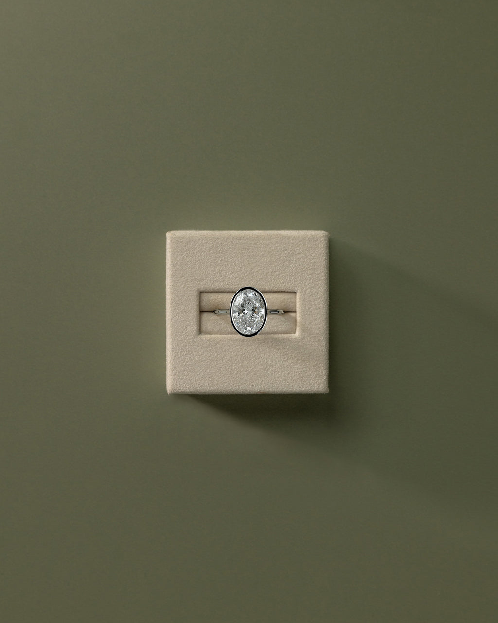 MET 0151 - 4 ct source configuration - 18k White Gold source reference - lifestyle view
