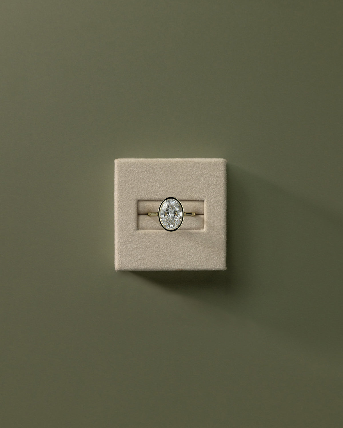 MET 0151 - 4 ct source configuration - 18k Yellow Gold source reference - lifestyle view