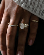 MET 0381 breiter Cigar-Band-Ring aus Gelbgold mit Pavé-Besatz an den Rändern, am Ringfinger unter einem separaten ovalen Solitärring getragen. Weitere für das Styling gezeigte Ringe sind nicht enthalten.