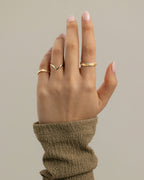 MET 0409 Ehering aus Gelbgold am Ringfinger getragen. Weitere für das Styling gezeigte Ringe sind nicht enthalten.