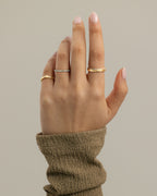 MET 0423 Ehering aus Gelbgold am Ringfinger getragen. Weitere für das Styling gezeigte Ringe sind nicht enthalten.