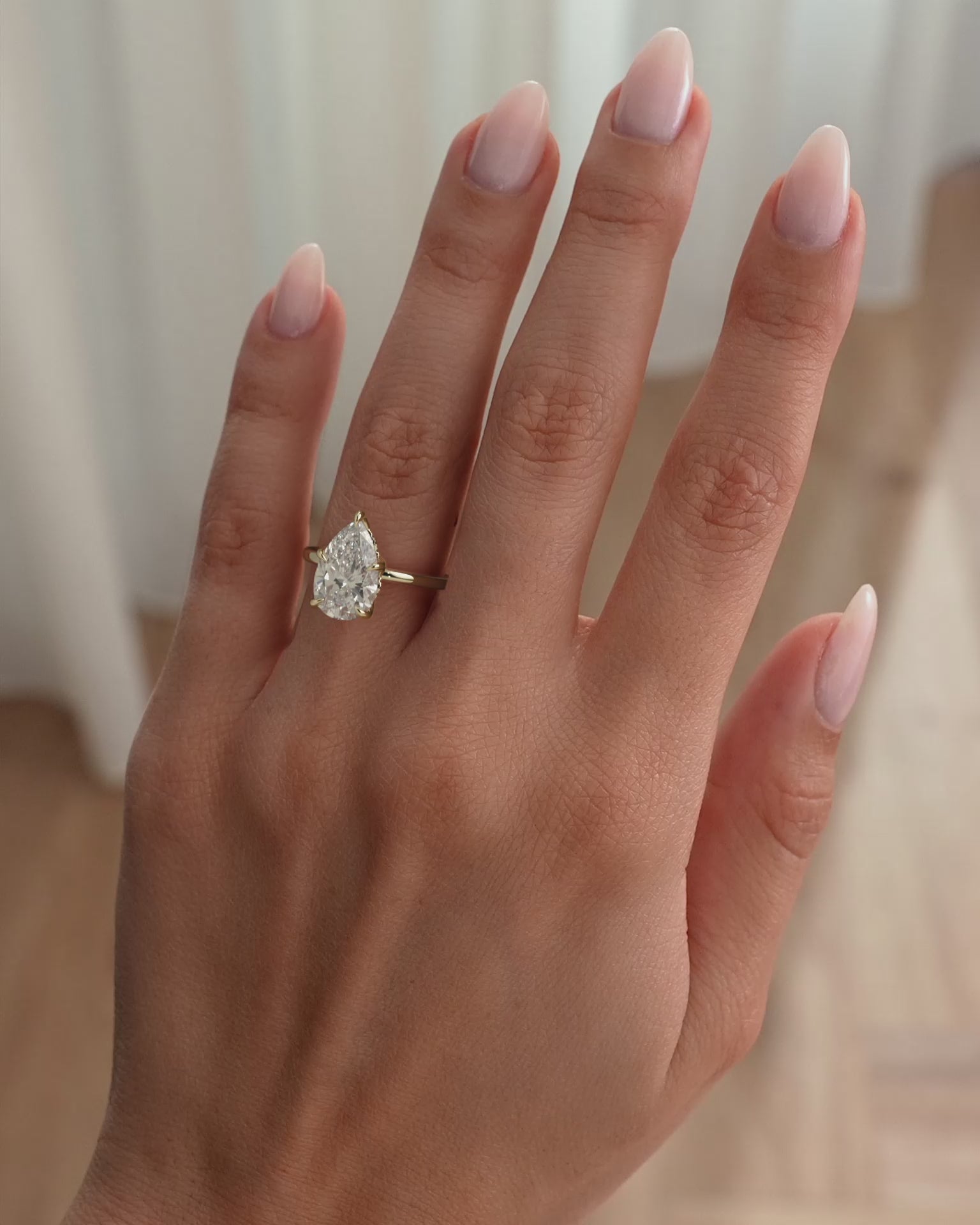 MET 0201 - 4 ct pictured - 18k Yellow Gold source reference - lifestyle video