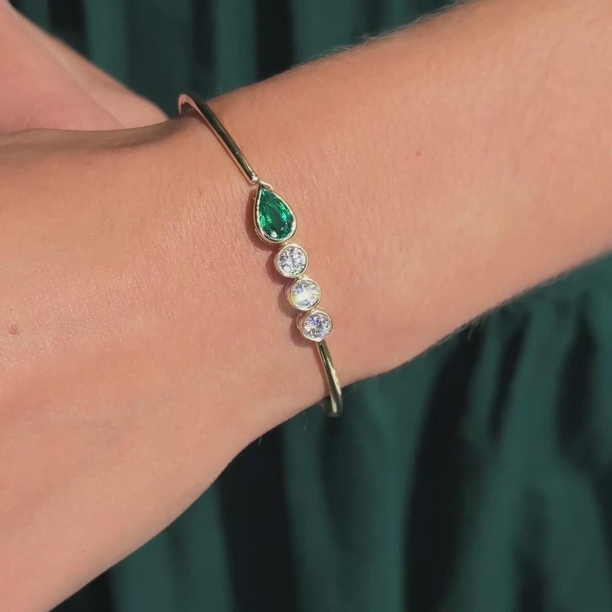 MET-WB-0073 | 14K Yellow Gold | LGBB0016 | Yellow Gold Tiana Emerald & Diamond Bangle | LGBB0016-vid.mp4
