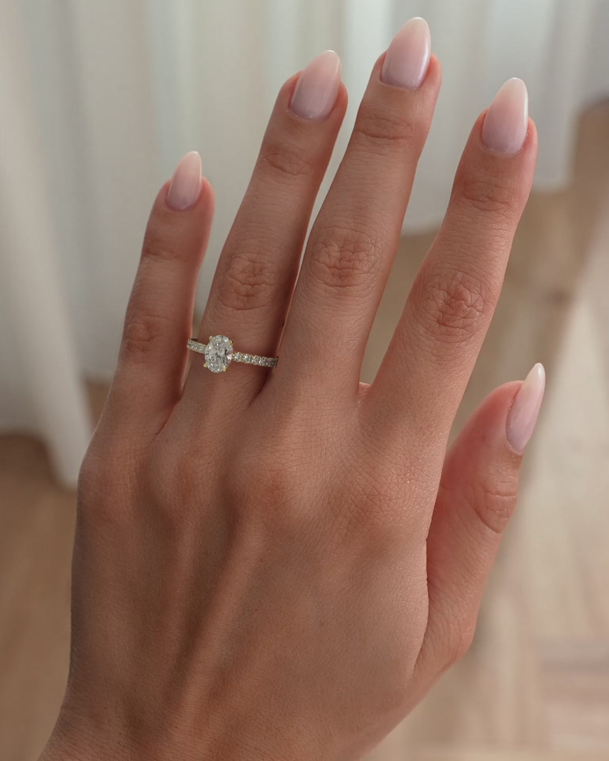 MET 0014 - 1 ct center stone - 18k Yellow Gold source reference - lifestyle video - source 9b6d3736de0446837a4f3af502503cf1