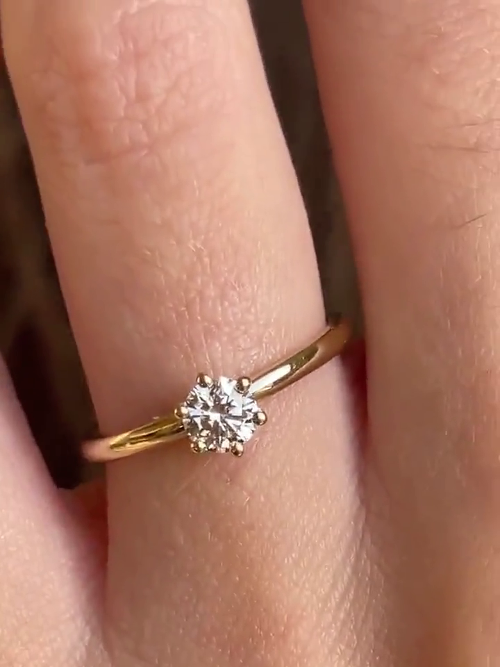 First Light ring in yellow gold — video